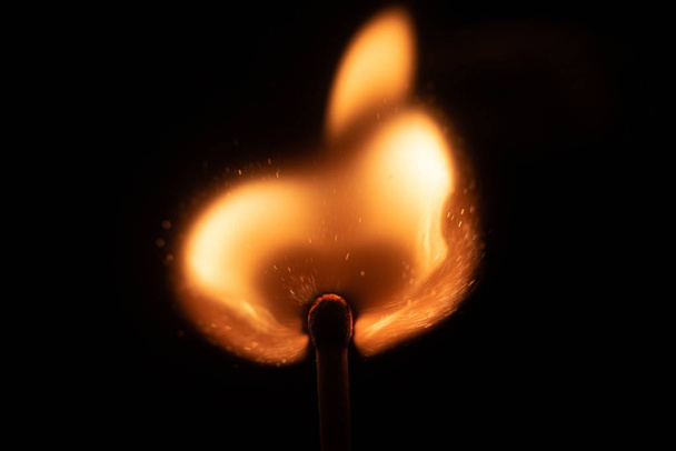 テキストの火の概念の情熱の図のための黒の背景空間に隔離火花との一致の点火品種 - 写真・画像