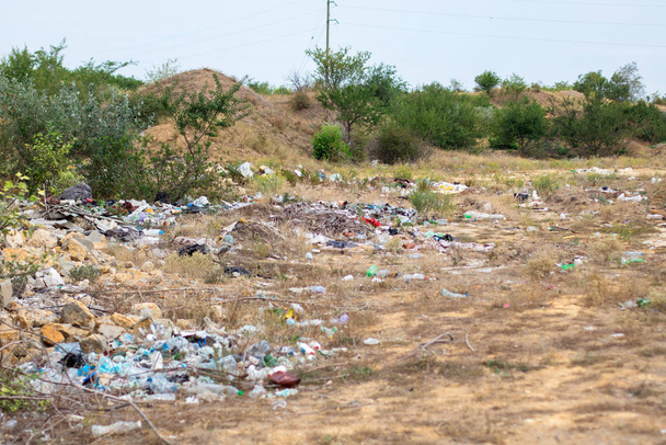 звалище і пластикові відходи в природному ландшафті
 - Фото, зображення