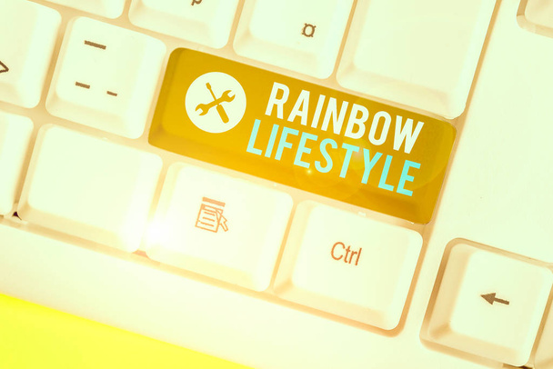 Escribiendo nota mostrando Rainbow Lifestyle. Concepto de negocio para parejas del mismo sexo o individuos dentro de la comunidad LGBT
 - Foto, imagen
