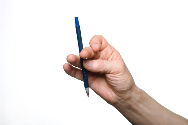 un hombre juega con un bolígrafo en sus manos
 - Foto, imagen