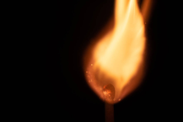 Зажигание спичек с искрами, выделенными на черном фоне для концепции текстового огня
 - Фото, изображение