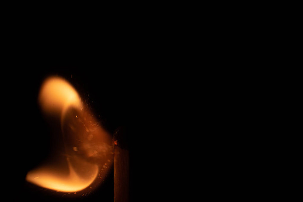 テキストの火の概念の情熱の図のための黒の背景空間に隔離火花との一致の点火品種 - 写真・画像