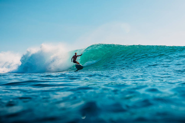 16 januari 2020. Bali, Indonesië. Surfer rijden op de oceaan golf. Pr - Foto, afbeelding