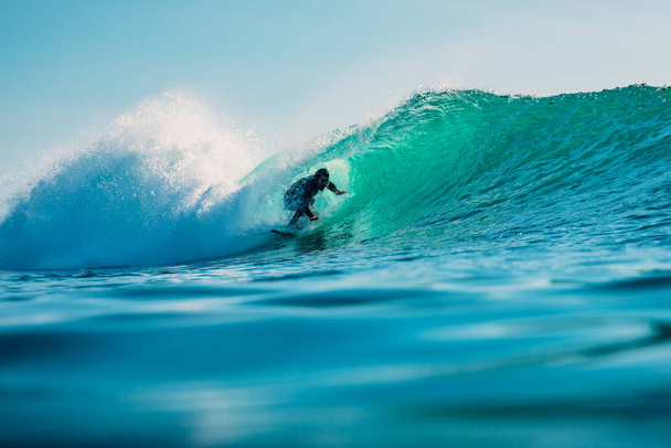 16 stycznia 2020. Bali, Indonezja. Surfer jeździć na fali oceanu. Pr - Zdjęcie, obraz