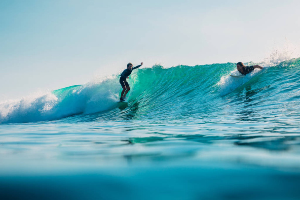 16 Ocak 2020. Bali, Endonezya. Okyanus dalgasında sörfçü. Başla. - Fotoğraf, Görsel
