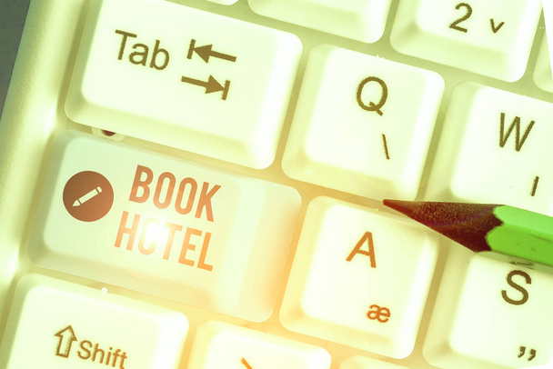 Escrita de mão conceitual mostrando Book Hotel. Conceito que significa um arranjo que você faz para ter um quarto de hotel ou acomodação
 - Foto, Imagem