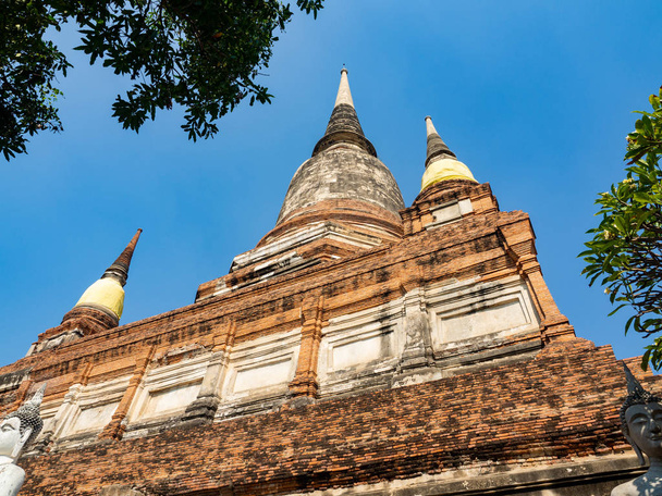 Architecture thaïlandaise Temps anciens, La plupart des matériaux sont briques et mortier, formant un mur et un sol, La région environnante a une belle statue de Bouddha, Le jour lumineux
 - Photo, image