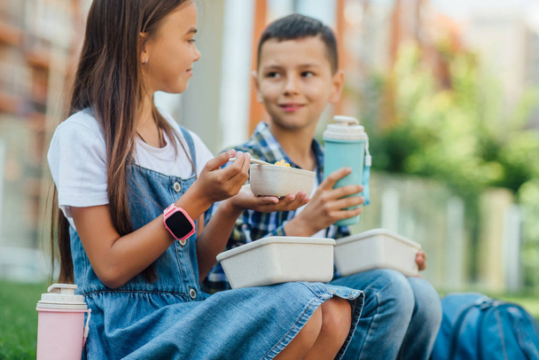 niños durante el almuerzo al aire libre, enfoque selectivo
 - Foto, Imagen