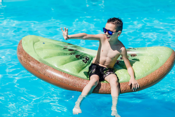 Uśmiechnięty chłopczyk odpoczywający w basenie, wybiórcze skupienie - Zdjęcie, obraz