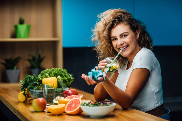 Beautiful woman with healthy green food at modern kitchen  - Foto, afbeelding