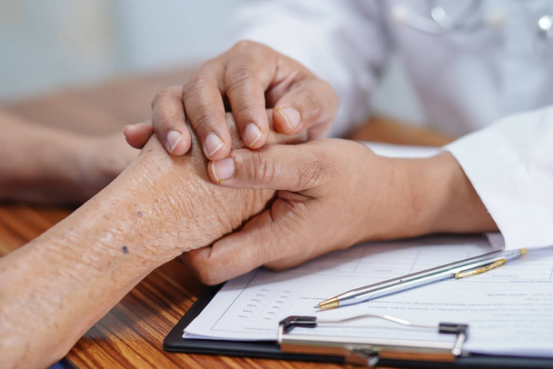 Händchenhalten für ältere oder ältere Patientinnen mit Liebe, Fürsorge, Mut und Empathie auf der Krankenstation: ein gesundes starkes medizinisches Konzept - Foto, Bild