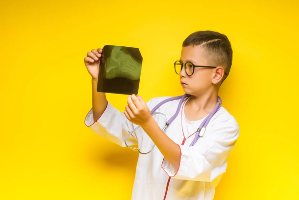 Boy posing against yellow background - Foto, afbeelding