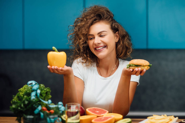 Bella donna con cibo verde sano in cucina moderna
  - Foto, immagini