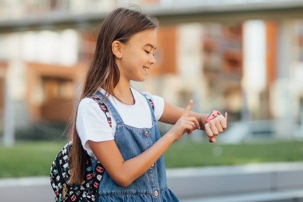 menina com smartwatch no ar fresco, foco seletivo
 - Foto, Imagem