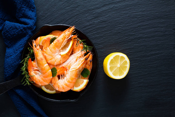 Seafood concept Ocean king prawns cooked in skillet iron cast on - 写真・画像
