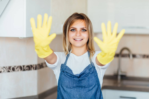 mulher loira e bonita da empresa de limpeza em uniforme pronto para sala de limpeza
 - Foto, Imagem