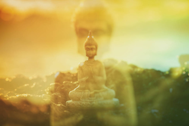 Double exposition d'une figure de Bouddha méditant sur la roche
 - Photo, image