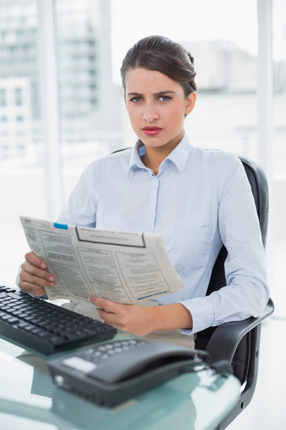 Stern businesswoman reading a newspaper - Foto, Imagem