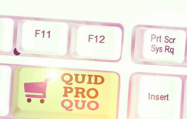 Sinal de texto mostrando Quid Pro Quo. Foto de negócios mostrando um favor ou vantagem concedida ou esperada em troca de algo
 - Foto, Imagem