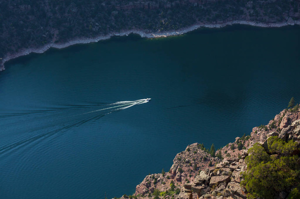 Αεροφωτογραφία του ανθρώπου που αφυπνίζεται στη λίμνη. Θαλάσσιο σκι στη λίμνη πίσω από μια βάρκα. - Φωτογραφία, εικόνα
