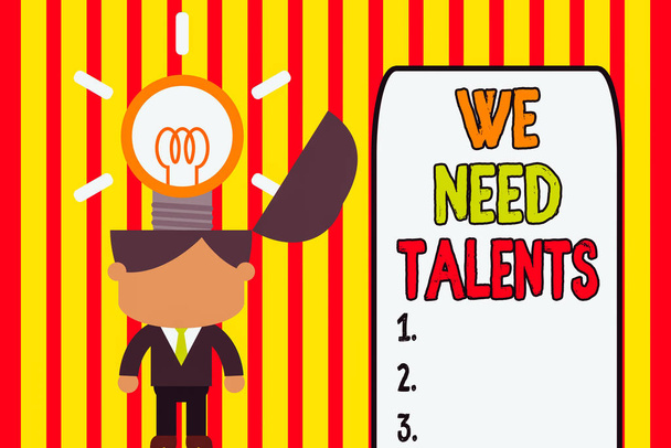 Escrevendo uma nota mostrando We Need Talents. Conceito de negócio para procurar recrutadores criativos para se juntar a empresa ou equipe de pé homem bem sucedido terno gravata surgindo soluções inovadoras
 - Foto, Imagem