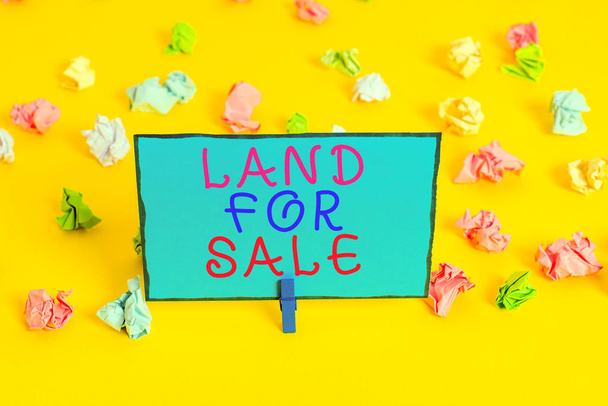 Teksti merkki osoittaa Land For Sale. Business valokuva esittelee Real Estate Lot Myynti Kehittäjät Jälleenmyyjät Investointi Värilliset rypistynyt papereita tyhjä muistutus valkoinen lattia tausta clothespin
 - Valokuva, kuva