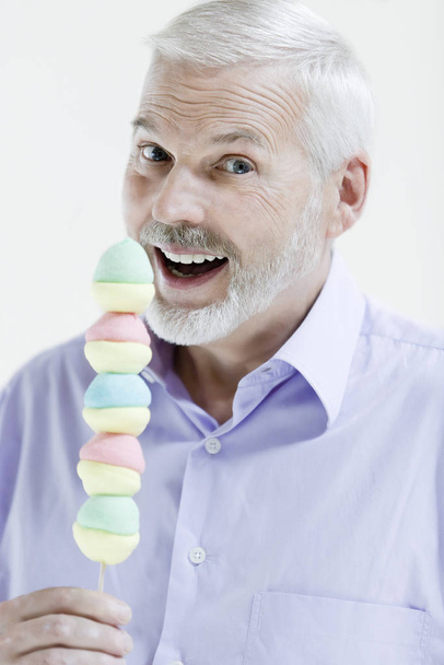 senior man holding dessert - Foto, Imagem