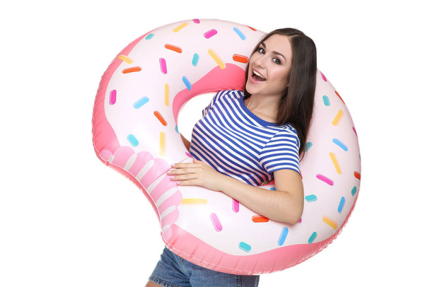 Молодая девушка с надувным пончиком изолированы на белом фоне
 - Фото, изображение