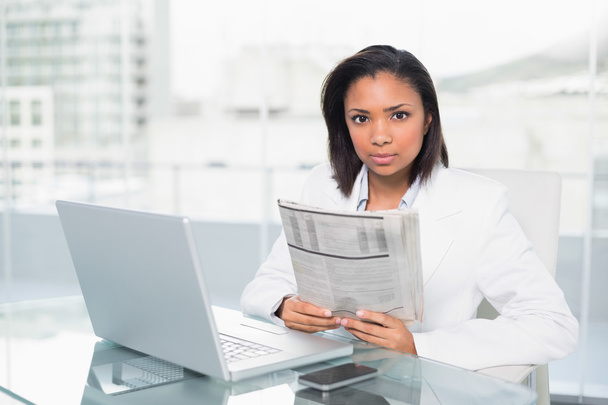 Stern young businesswoman holding a document - Foto, Bild