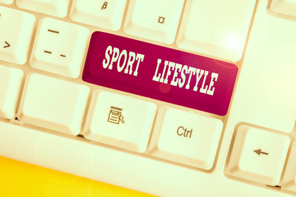 Textschreiben Sport Lifestyle. Business-Foto präsentiert athletischen Lebensstil gesund und voller Glück weiße PC-Tastatur mit leerem Notizpapier über weißem Hintergrund Schlüssel Kopierraum - Foto, Bild