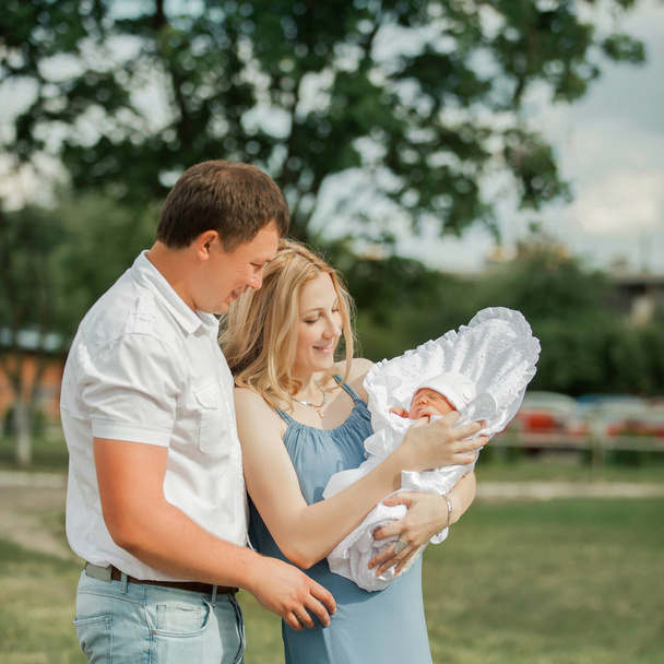 portrait of a happy married couple with their newborn baby. - Foto, Bild