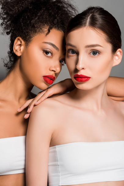hermosas mujeres multiculturales con labios rojos, aisladas en gris
  - Foto, Imagen