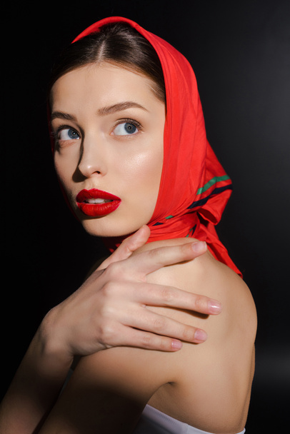 portrait de belle fille tendre avec écharpe rouge, isolé sur noir
 - Photo, image
