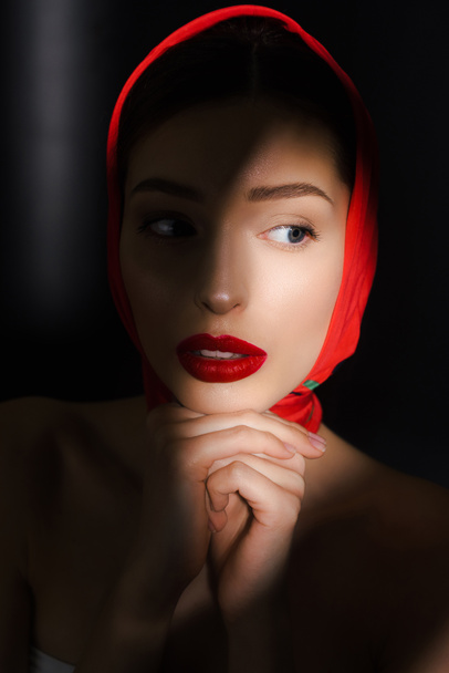 retrato de menina elegante atraente com cachecol vermelho, isolado em preto
 - Foto, Imagem