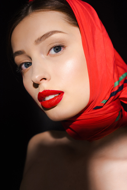 ritratto di bella ragazza elegante con sciarpa rossa, isolato su nero
 - Foto, immagini