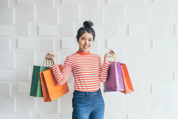 Asian woman holding shopping bags - 写真・画像