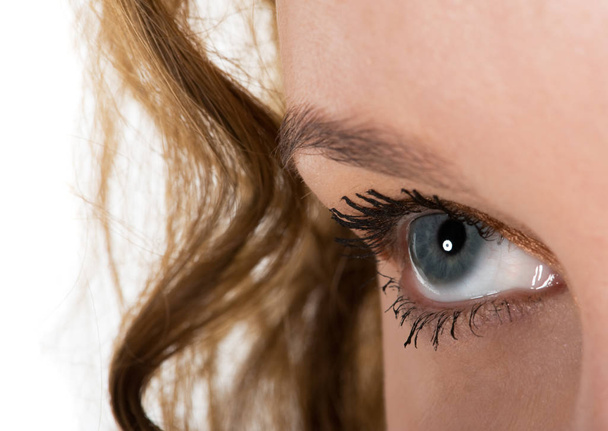 close-up van het oog van een vrouw met een mooie ogen - Foto, afbeelding