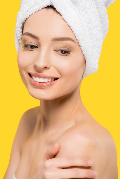 portrait de belle fille souriante avec serviette sur la tête, isolée sur jaune
 - Photo, image