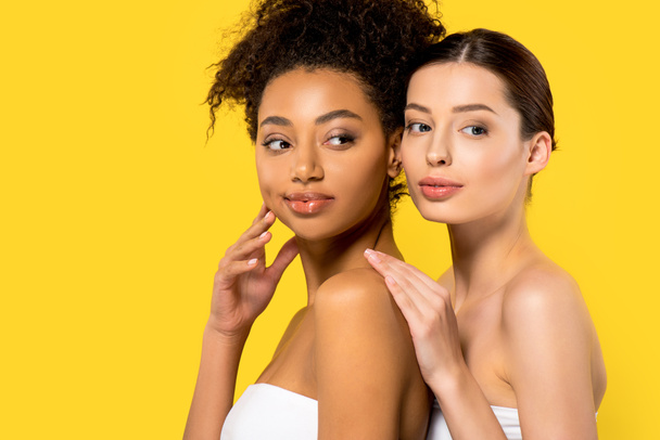 retrato de belas meninas multiétnicas com pele perfeita, isolado em amarelo
 - Foto, Imagem