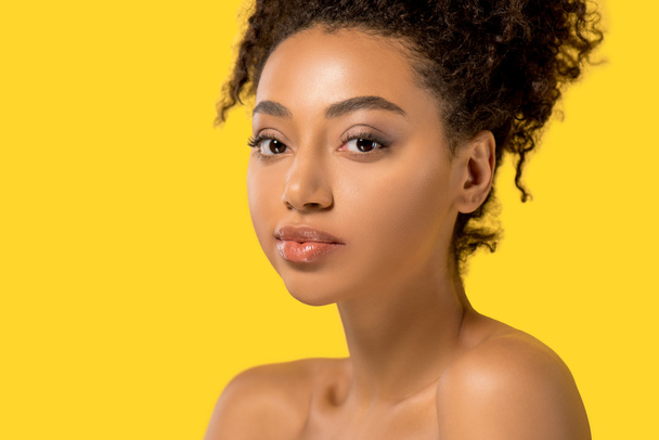 portrait d'une jolie fille afro-américaine à la peau propre, isolée sur jaune
 - Photo, image