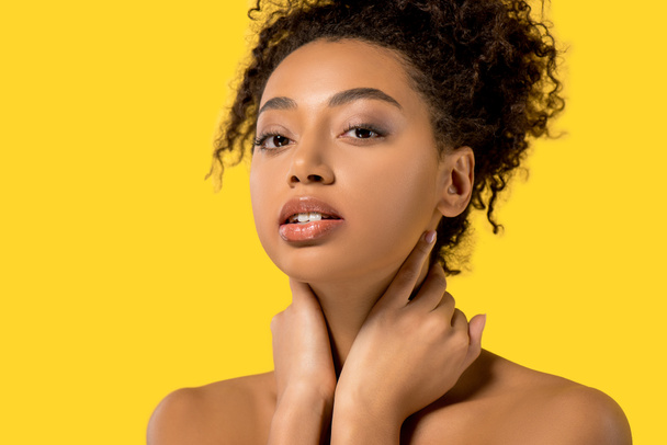 retrato de mujer joven afroamericana con la cara limpia, aislado en amarillo
 - Foto, Imagen