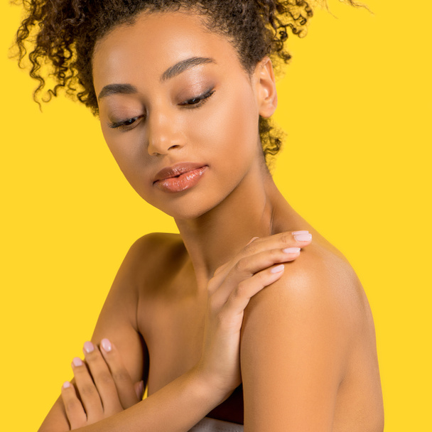 retrato de chica afroamericana tierna con la cara limpia, aislado en amarillo
 - Foto, imagen