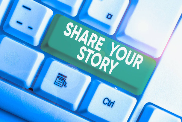 A Share Your Story-t bemutató jegyzet. Üzleti koncepció felkérni valakit, hogy magáról írni élet Életrajz Fehér pc billentyűzet jegyzet papír felett a fehér háttér - Fotó, kép