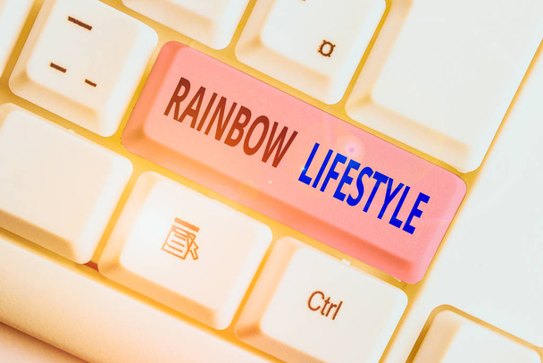 Piszę notatkę z Rainbow Lifestyle. Koncepcja biznesowa dla pary tej samej płci lub osoby w społeczności Lgbt - Zdjęcie, obraz