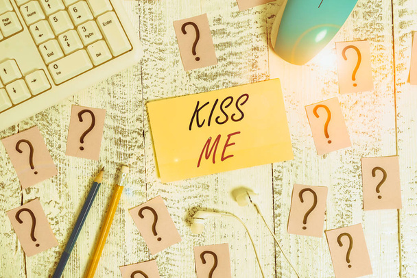 Написання тексту "Поцілуй мене". Ділова фотографія, що демонструє неофіційне прохання торкнутися губ або натиснути на інструменти для написання, комп'ютерні речі та розписаний папір зверху дерев'яного столу
 - Фото, зображення