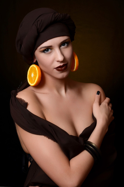 The beautiful woman in a turban with a creative make-up - Foto, immagini