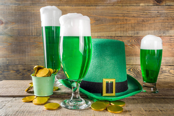 聖パトリックの日のパーティーのための緑のビールグラス - 写真・画像