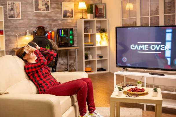 Frau verliert bei Videospielen mit Virtual-Reality-Headset - Foto, Bild