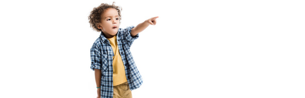 colpo panoramico di piccolo ragazzo afroamericano che punta isolato sul bianco
 - Foto, immagini