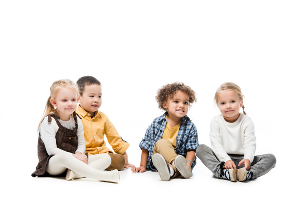 schattig multicultureel kinderen zitten samen op wit - Foto, afbeelding